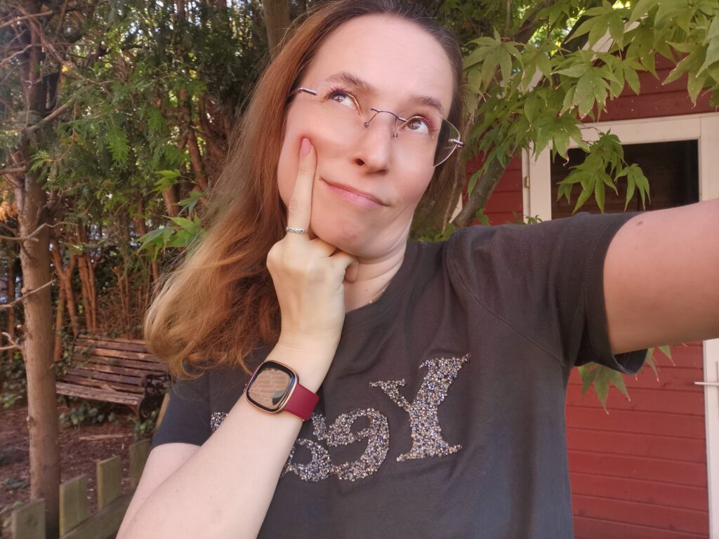 ...während ich mit Glitzer-Eyeliner und -Shirt alles "verkehrt" mache... Foto:privat