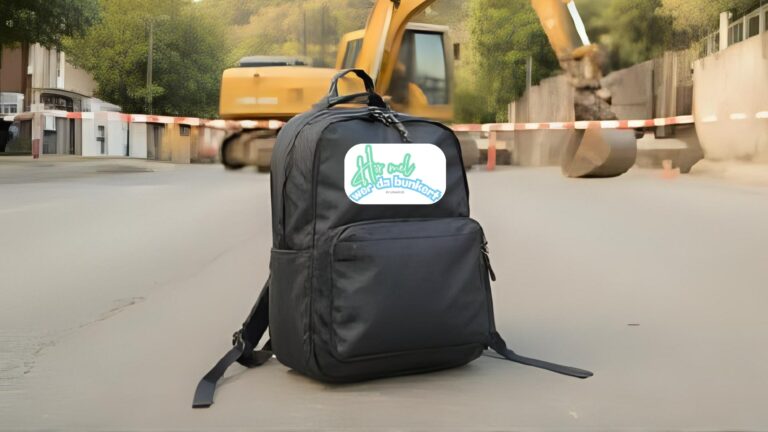 Wenn der Bagger in der Nachbarschaft ne Bombe ausbuddelt und man schnell aus der Wohnung raus muss - dann ist ein Fluchtrucksack Gold wert. Foto: KI