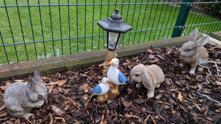 Mama Möwe, der Rabe und die Nachtlampe Das Bild zeigt eine LED-Lampe mit einer Möwe im Hochbeet meines Gartens